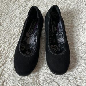 - SKECHERS Women's Kiss - Lounge Around Flats, Black shoes size 9.5